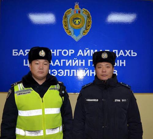 Цагдаагийн алба хаагчид галаас гурван хүний амь аварчээ